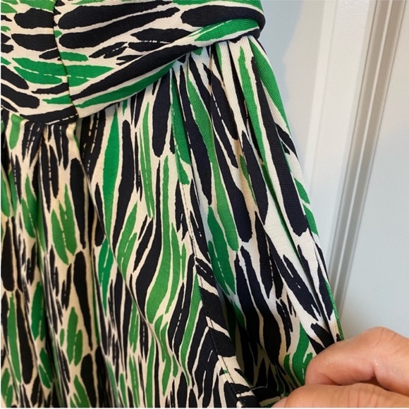Diane Von Furstenberg Celosa Silk Green & Navy Blue Printed Wrap Dress size 4 - Picture 8 of 10